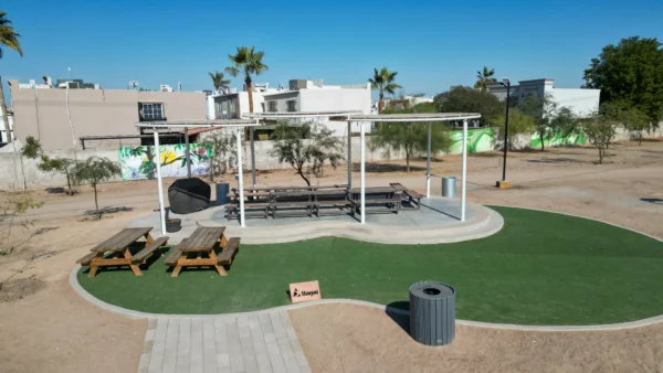 Palapa con mesas y asador en Tu Parque TSM