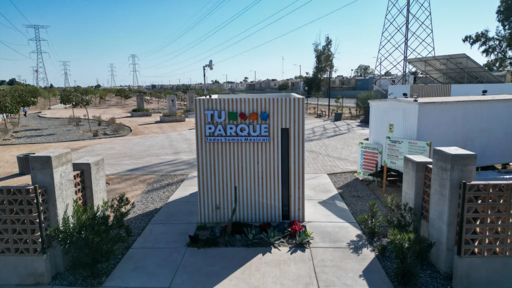 Entrada de Tu Parque TSM · vegetación desértica