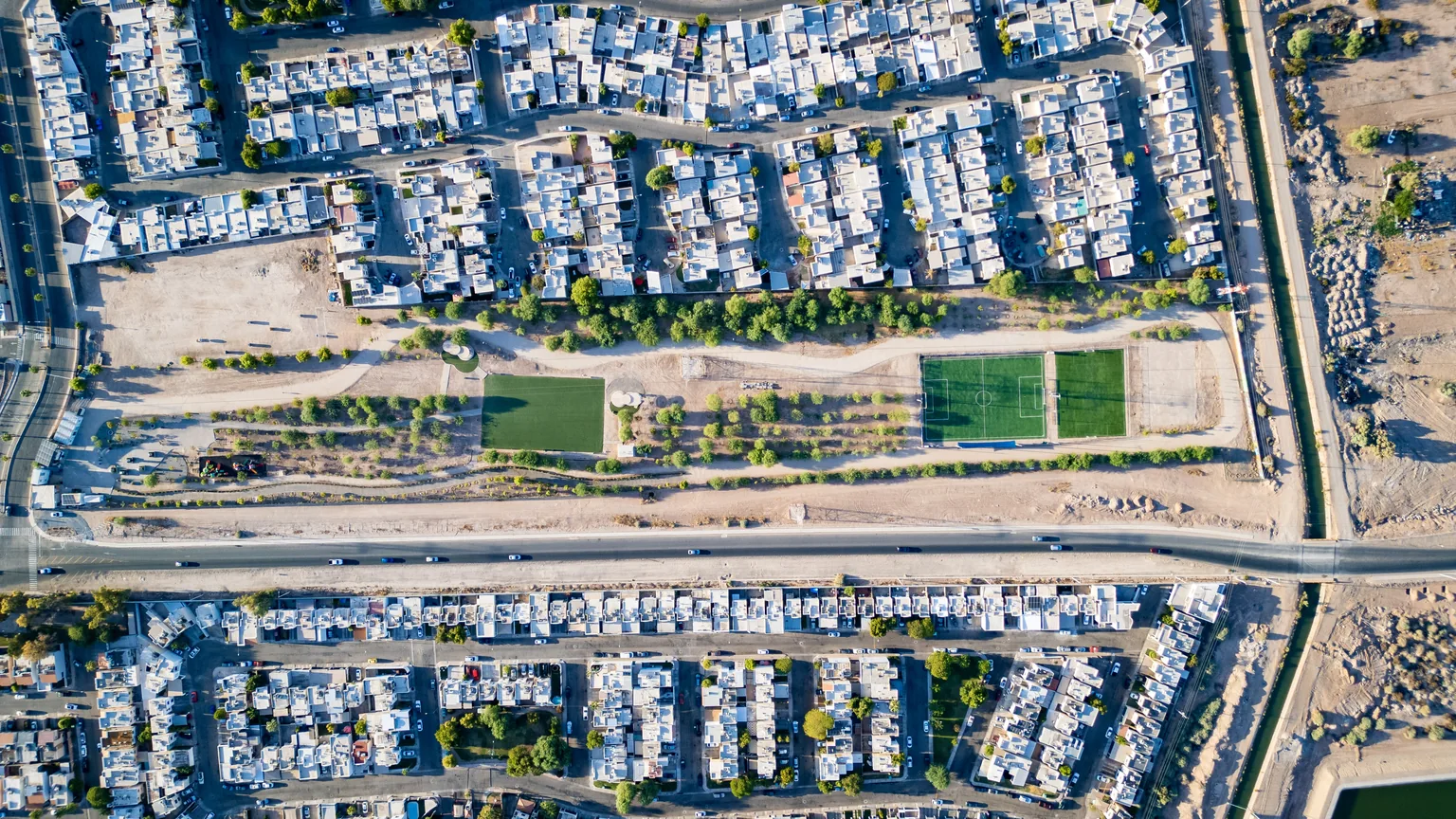 Vista aérea de Tu Parque TSM — 3.5 hectáreas ganadas al desierto en Mexicali (agosto 2026)