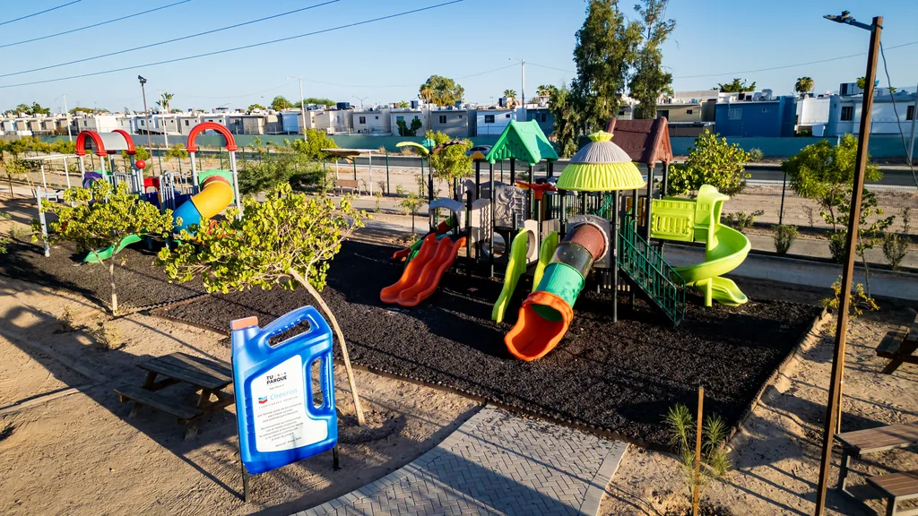 Juegos infantiles y mesas de picnic