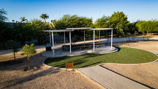 Palapa con mesas y sombra en Tu Parque TSM