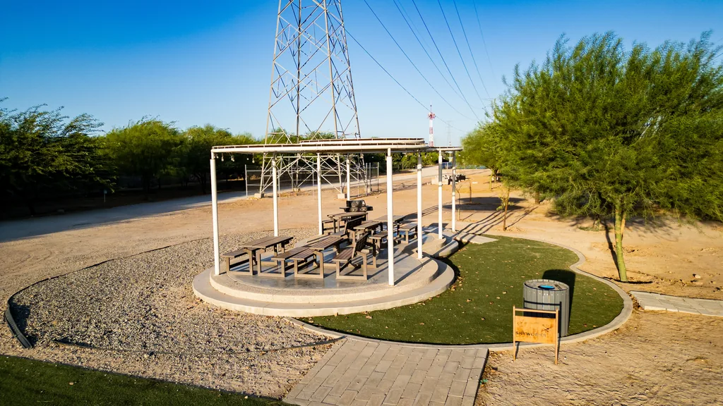Palapa con pérgola y asador junto a la pista