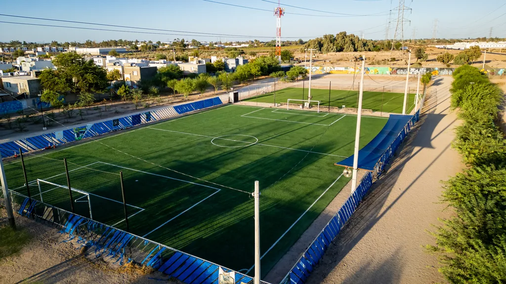 Cancha de fútbol de Tu Parque TSM con gradas y arbolado