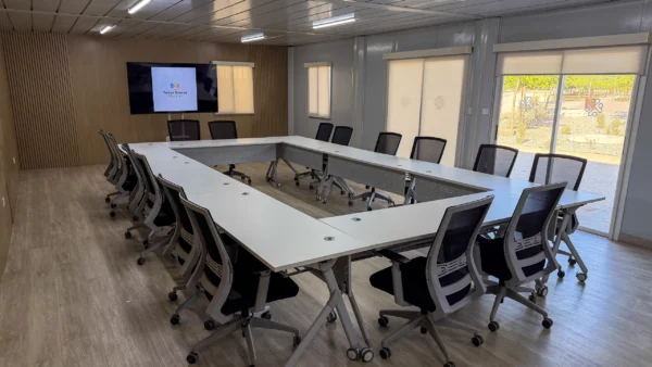 Interior de la Sala Intuitive de Tu Parque TSM, con mesa en U, sillas y pantalla